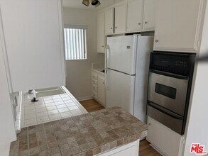 18600 Burbank Blvd in Los Angeles, CA - Building Photo - Building Photo