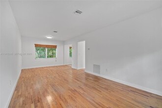 411 Santander Ave-Unit -1 in Coral Gables, FL - Building Photo - Building Photo