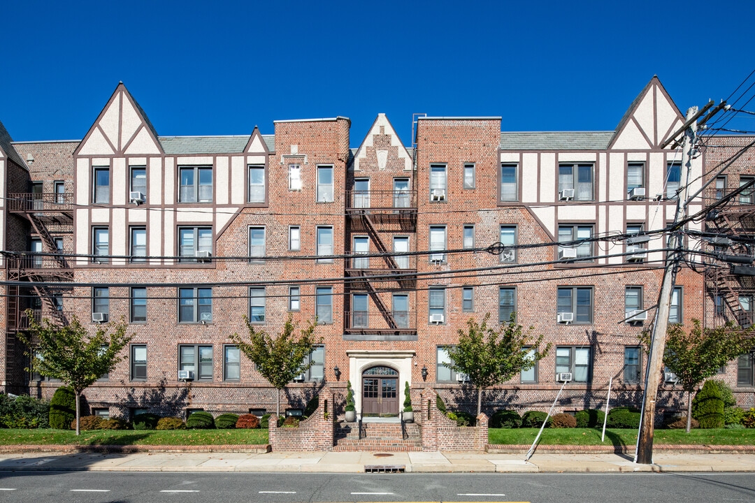 Rockville Tudor Apt. Corp. in Rockville Centre, NY - Foto de edificio