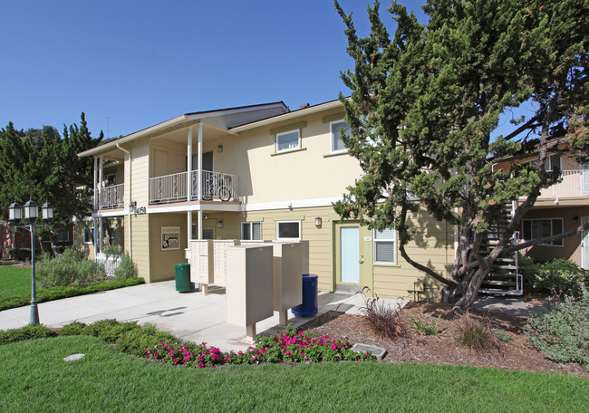 Village Green Apartments in San Diego, CA - Foto de edificio - Building Photo