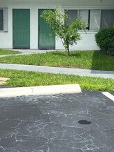 2004 Lake Osborne Dr in Lake Worth Beach, FL - Building Photo - Building Photo