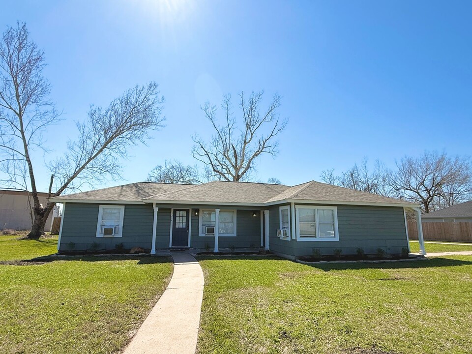 1242-1244 San Felipe St in Angleton, TX - Foto de edificio