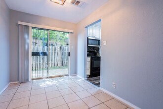 5275 Meadow Rise St, Unit 5277 in San Antonio, TX - Building Photo - Building Photo
