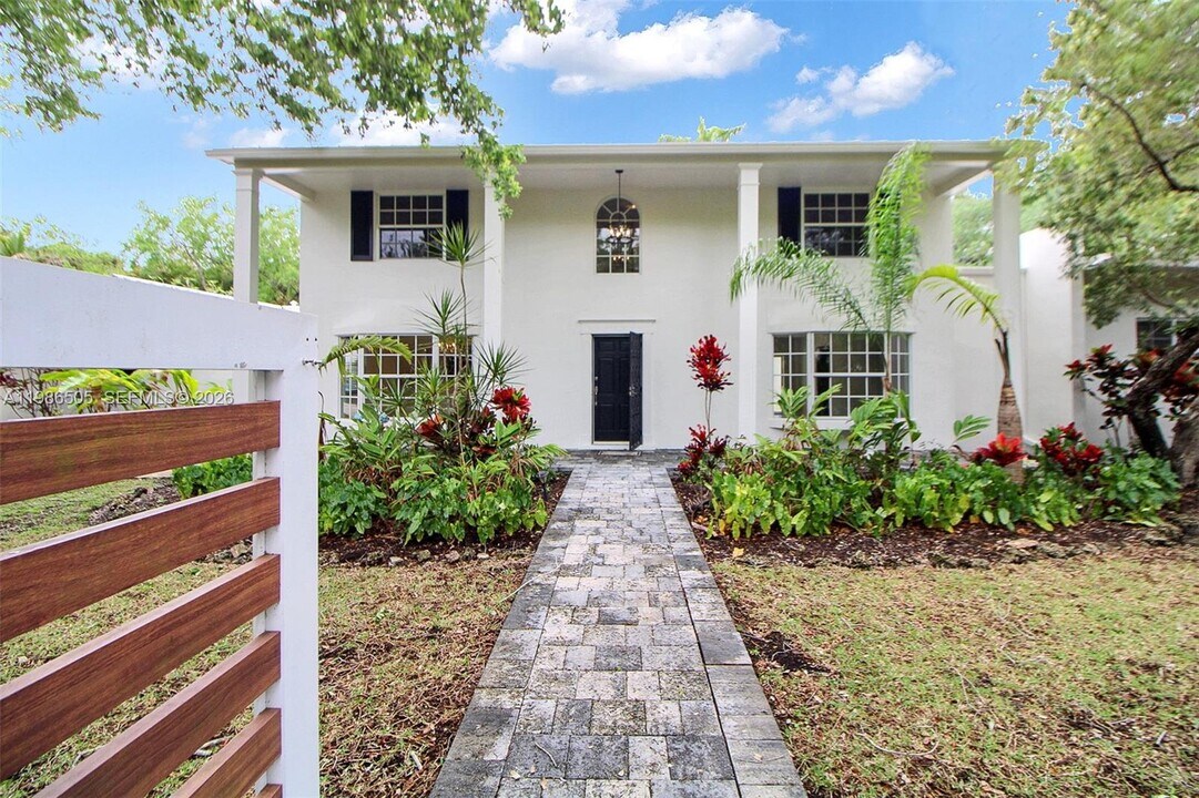 6900 SW 104th St in Pinecrest, FL - Building Photo