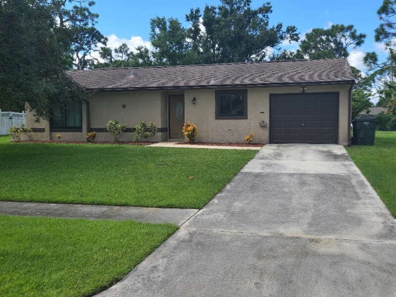 6833 Myrtlewood Rd in North Port, FL - Building Photo