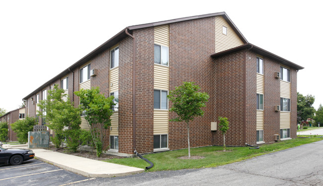 Pioneer Court Apartments in Waukegan, IL - Building Photo - Building Photo