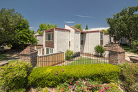 Woodburn Townhomes in Carmichael, CA - Building Photo - Building Photo