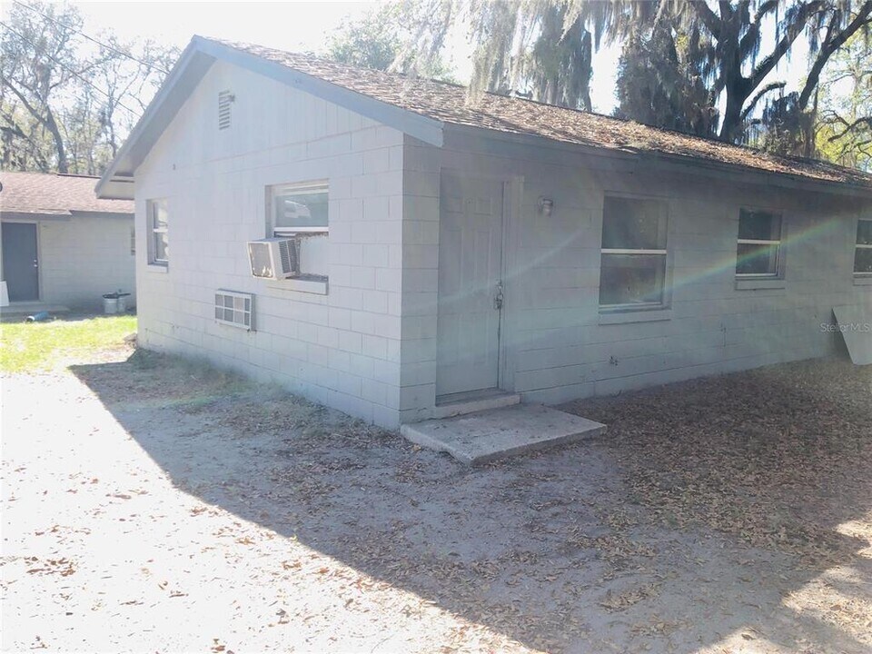 504 Terry St in Wildwood, FL - Foto de edificio