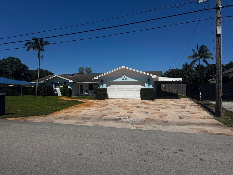 1835 Carandis Rd in West Palm Beach, FL - Building Photo