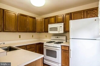 121 Timberbrook Ln in Gaithersburg, MD - Building Photo - Building Photo