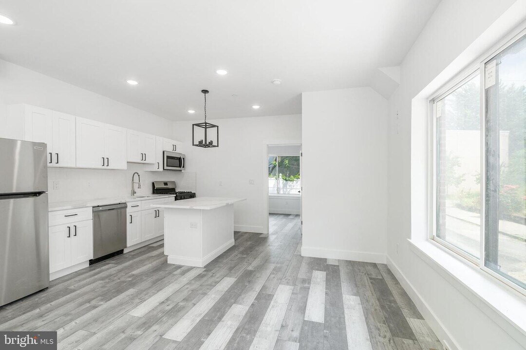 4111 Parrish St Photo
