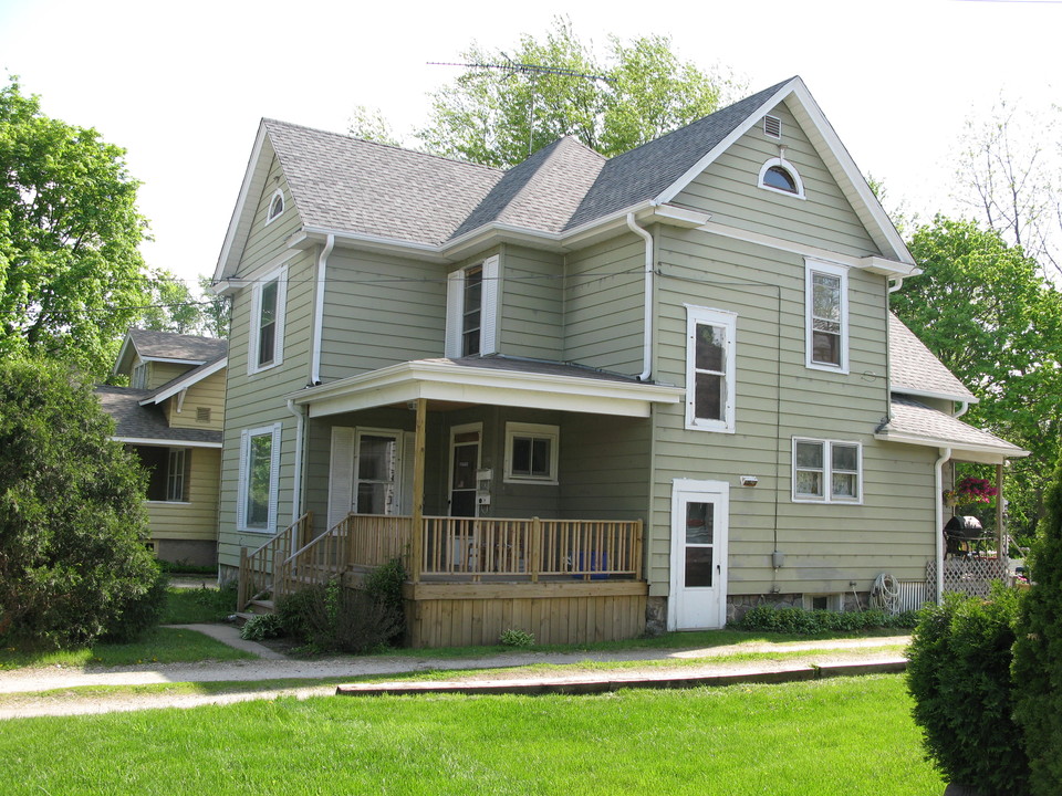 715 Seminary Ave in Woodstock, IL - Foto de edificio