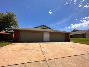 7210 Kings Manor Ct in Oklahoma City, OK - Building Photo - Building Photo