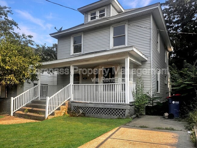 865 Bates St SE in Grand Rapids, MI - Building Photo - Building Photo