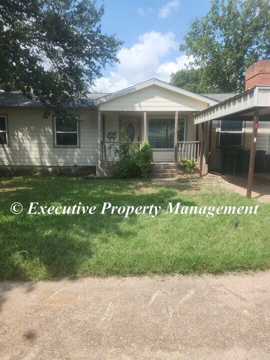 107 N 28th St in Gatesville, TX - Building Photo