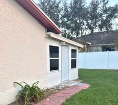 2002 Cecile St, Unit studio Cecile A in Kissimmee, FL - Building Photo
