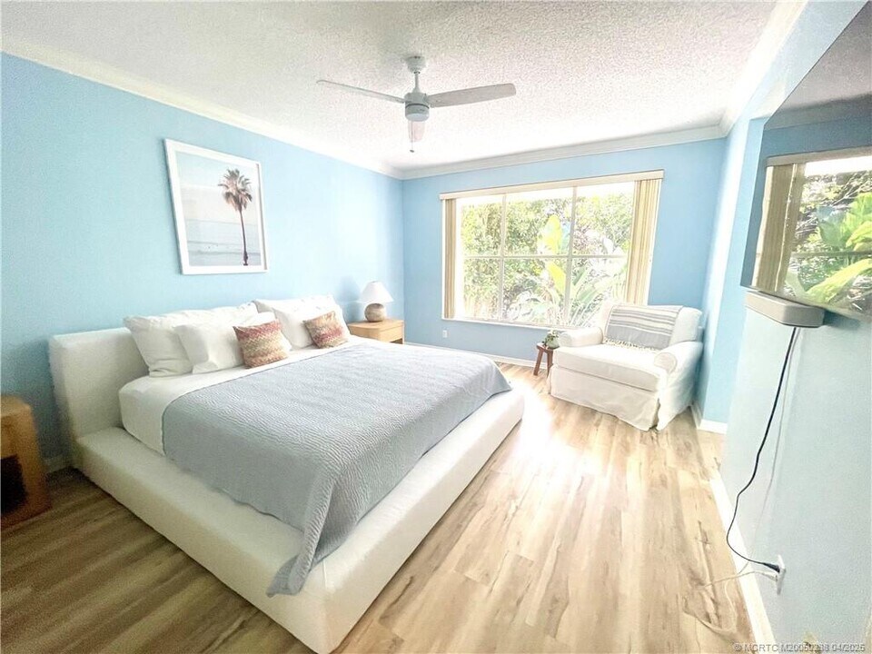 2033 Staysail Ln in Jupiter, FL - Building Photo