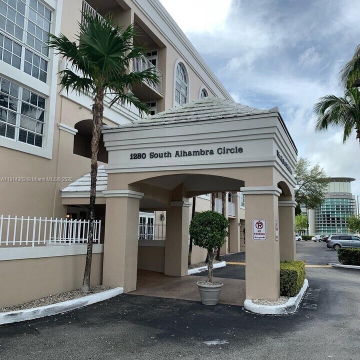 1280 S Alhambra Cir in Coral Gables, FL - Foto de edificio