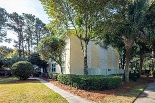 333 W Coleman Blvd in Mount Pleasant, SC - Building Photo
