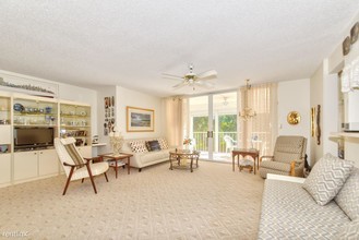 106 Half Moon Cir-Unit -Apt B2 in Hypoluxo, FL - Foto de edificio - Building Photo