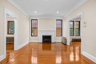 78 Violet Ave in Floral Park, NY - Foto de edificio - Building Photo