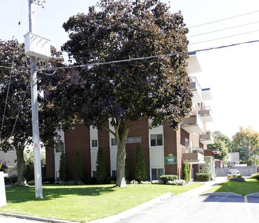 Jewel's Court in Barrie, ON - Building Photo