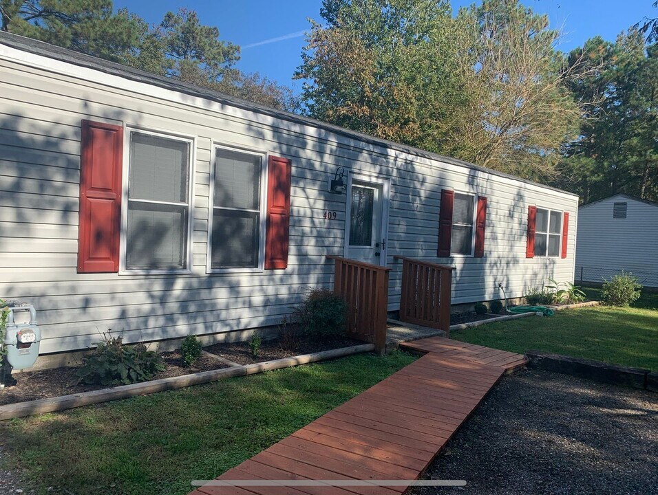 409 Goosley Rd in Yorktown, VA - Foto de edificio