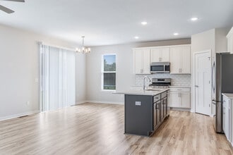 993 Cascade Cir in Hartford, WI - Building Photo - Building Photo