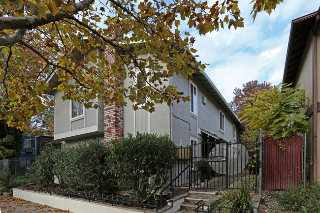 1717 W St in Sacramento, CA - Building Photo - Building Photo