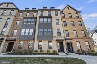 12384 Azure Ln in Fairfax, VA - Building Photo
