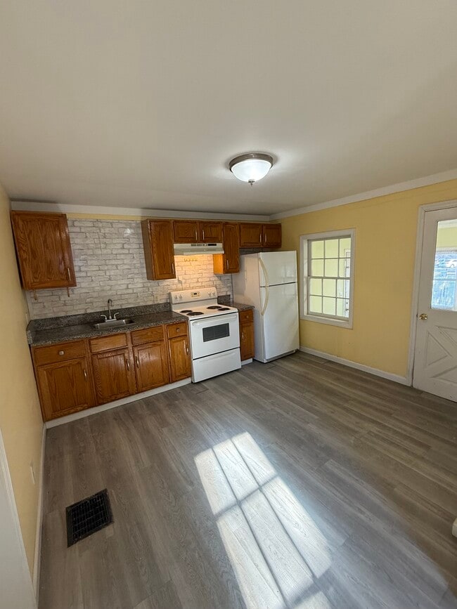 56 House St in Glastonbury, CT - Building Photo - Building Photo