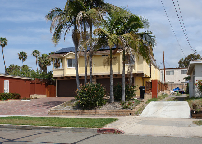 1912 Diamond St in San Diego, CA - Building Photo - Building Photo