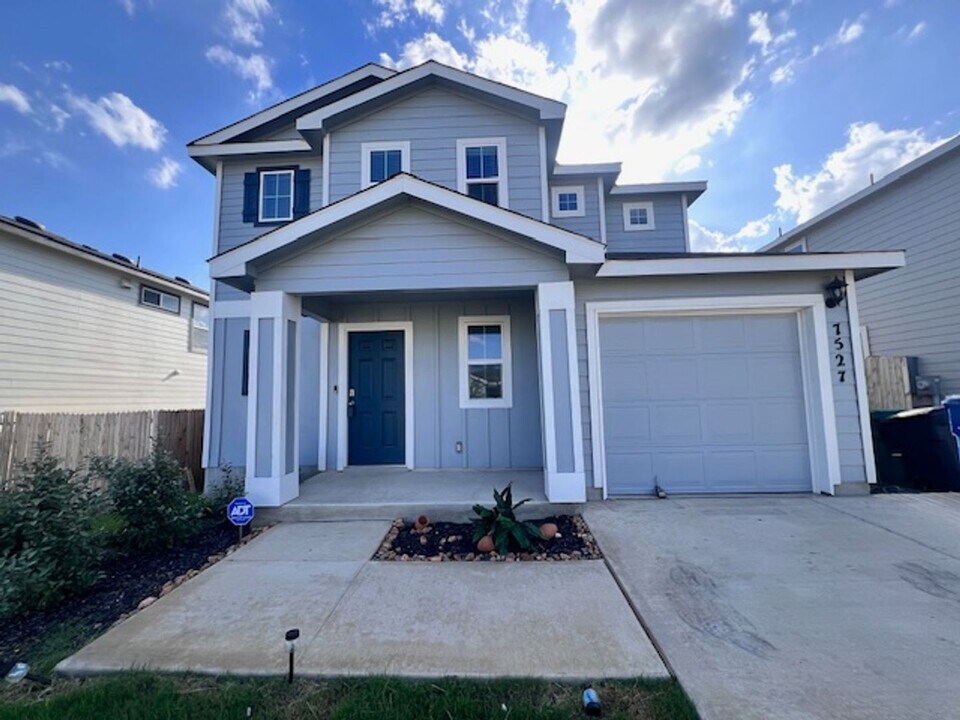 7527 Capella Cir in San Antonio, TX - Building Photo