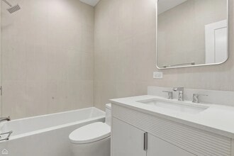 1924 W Grand Ave, Unit 1R in Chicago, IL - Foto de edificio - Building Photo