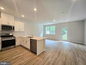 8 Whaler Dr in Runnemede, NJ - Building Photo - Building Photo