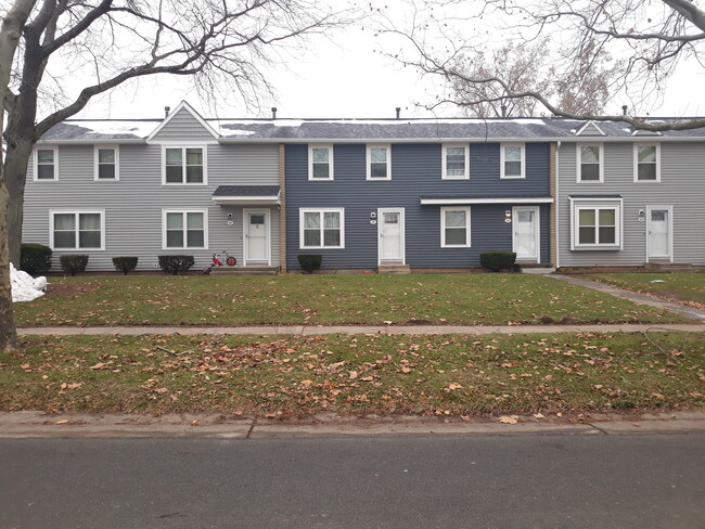 Cedar Hill Townhouses in Hilton, NY - Foto de edificio - Building Photo