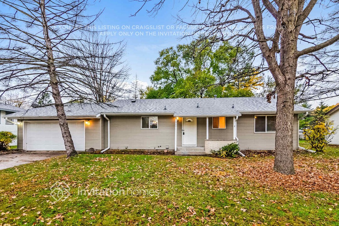 944 Beacon Ln in Apple Valley, MN - Foto de edificio