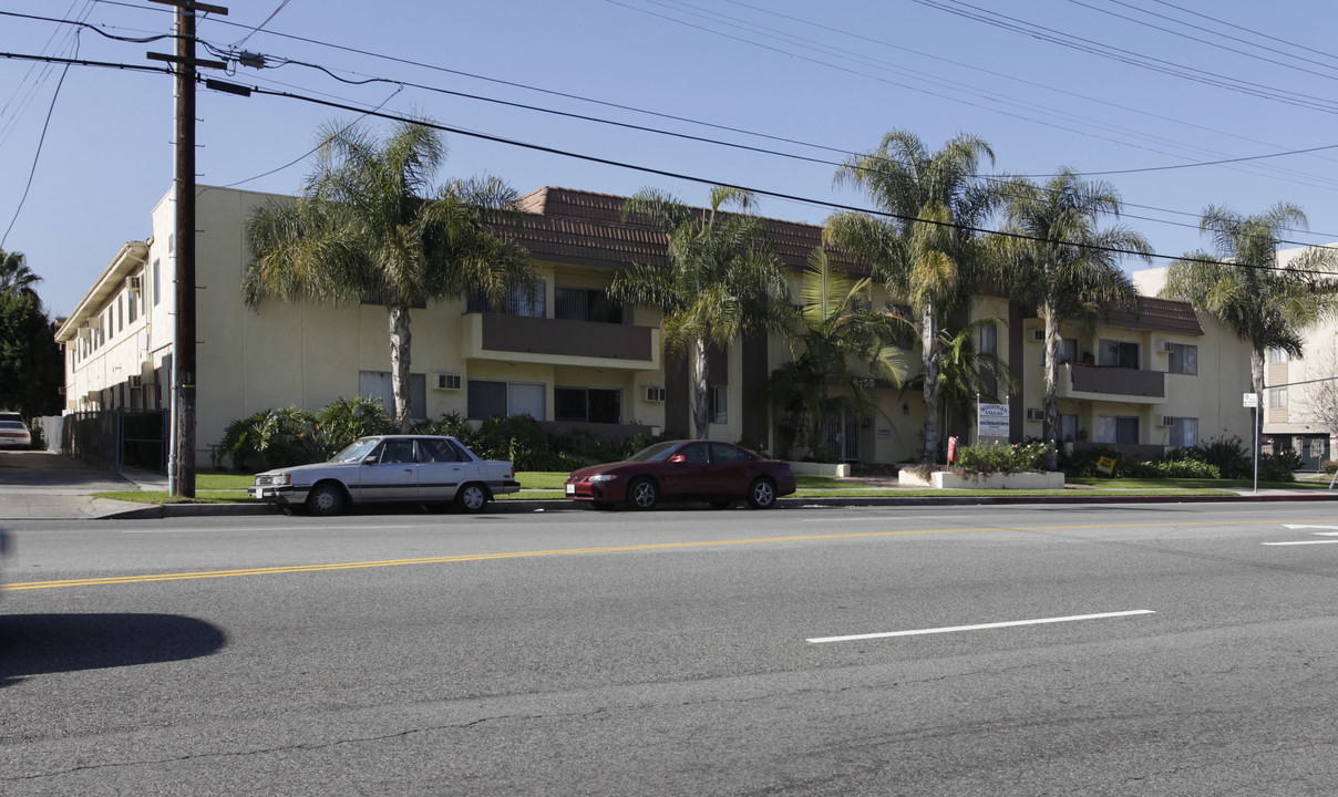 Woodman Villas in Van Nuys, CA - Building Photo