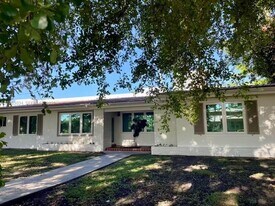 5352 Orduna Dr in Coral Gables, FL - Building Photo