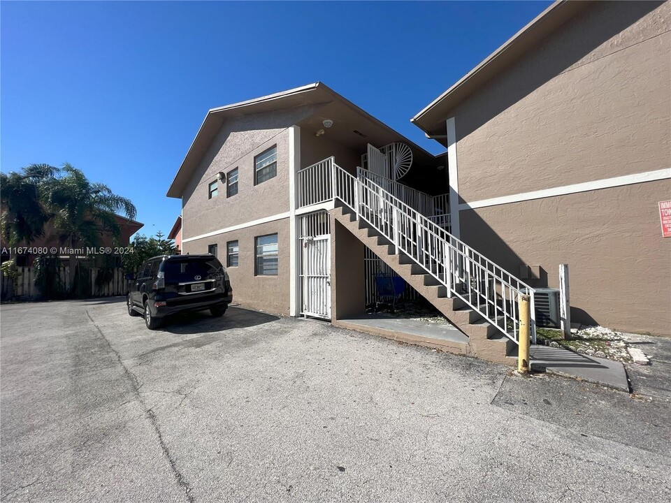 5640 W 25th Ct in Hialeah, FL - Foto de edificio