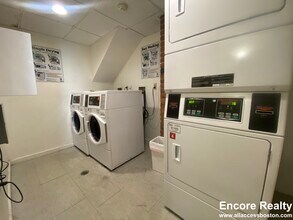 107 Park Dr in Boston, MA - Foto de edificio - Building Photo