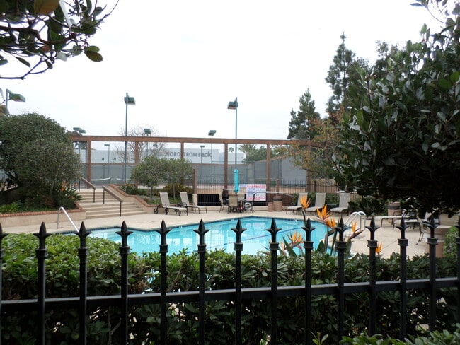 8880 Villa La Jolla Dr in San Diego, CA - Building Photo - Building Photo