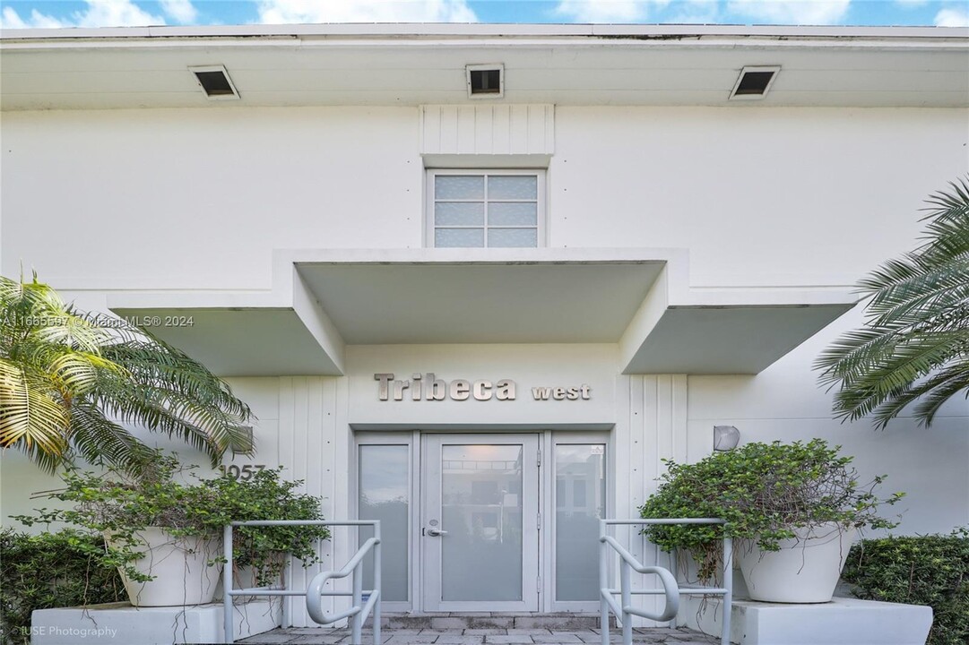 1057 15th St, Unit 24 in Miami Beach, FL - Foto de edificio