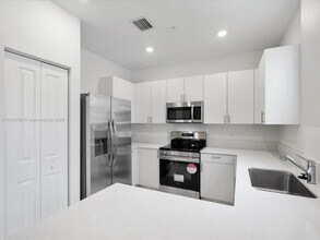 106 SW 184th Pl in Pembroke Pines, FL - Foto de edificio - Building Photo