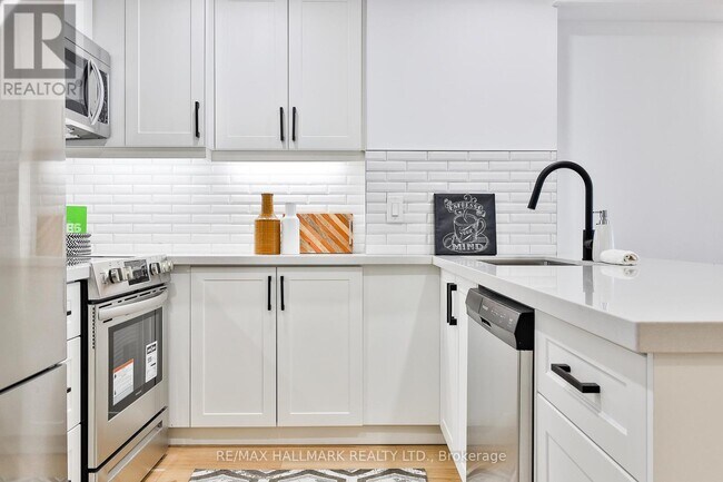 117 Gerrard St E in Toronto, ON - Building Photo - Building Photo