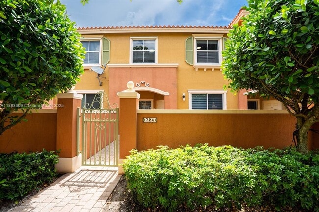 724 SW 106th Ave in Pembroke Pines, FL - Building Photo - Building Photo