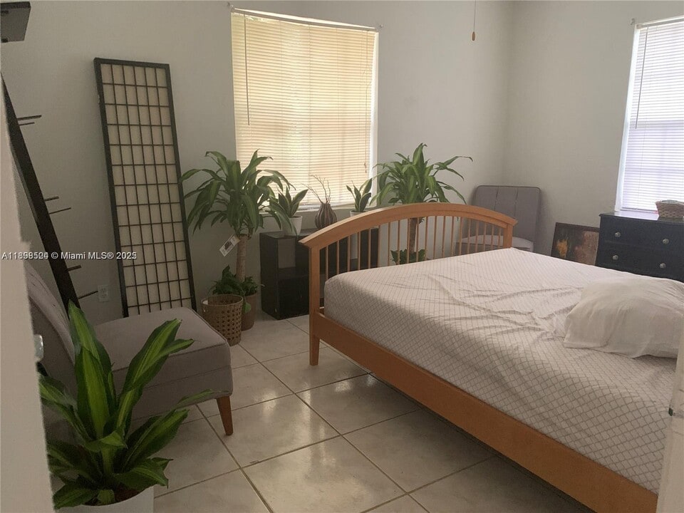 12215 NE 9th Ave in North Miami, FL - Building Photo