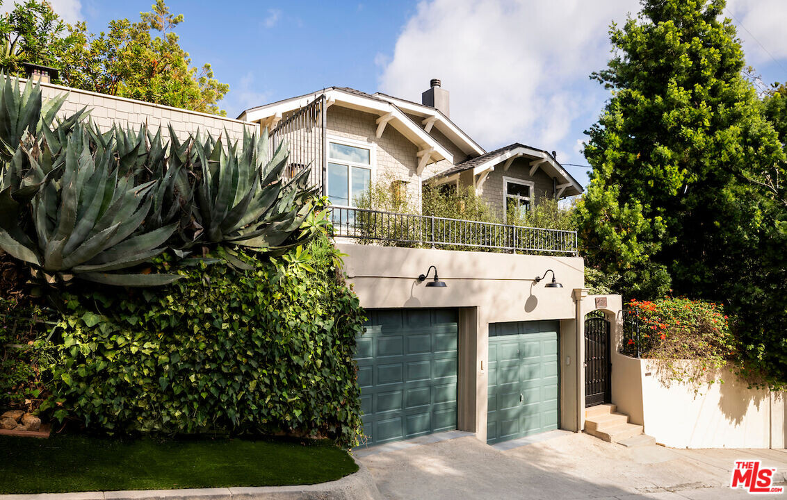 1960 Hillcrest Rd in Los Angeles, CA - Building Photo