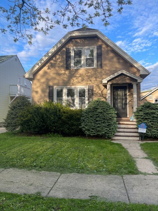 306 N 71st St in Milwaukee, WI - Building Photo
