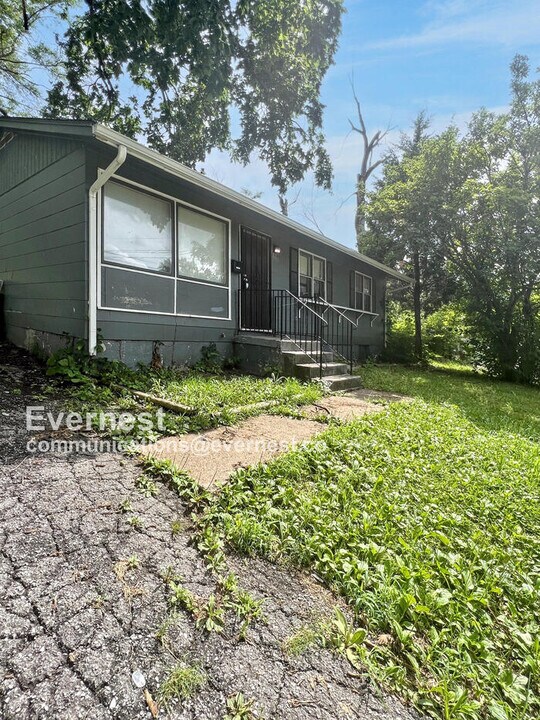7401 E 49th St in Kansas City, MO - Building Photo